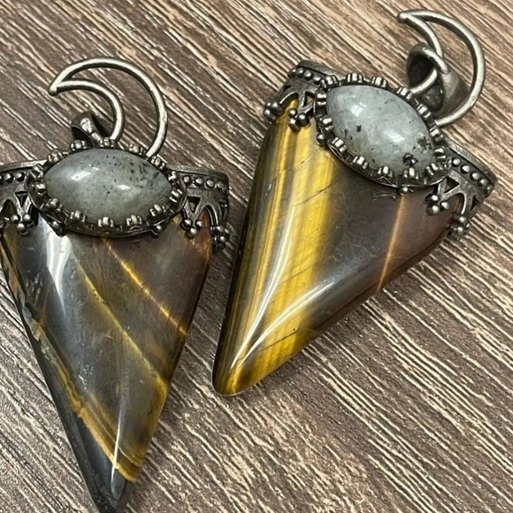 Tiger Eye and Labradorite Moon triangle point pendant with necklace - Picture 3 of 5